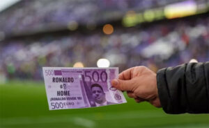 Torcedores do Valladolid exibem nota com rosto de Ronaldo estampado (foto: Reproduo)