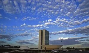 Senador propõe fim da reeleição até 2030, mas CCJ adia votação