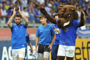 Rafael Sobis se despediu como jogador profissional ao lado do filho, no Mineiro, em jogo entre Cruzeiro e Nutico pela Srie B de 2021 (foto: Ramon Lisboa/EM/D.A Press)