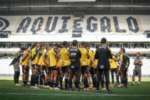 Time sub-20 do Atltico recebe orientaes de Leandro Zago na Arena MRV (foto: Fbio Pinel/Atltico)