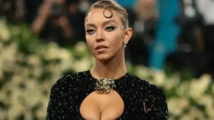 Sydney Sweeney apresenta sabonete com água do próprio banho em edição limitada