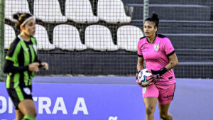 Taluane em ao pelo Amrica contra o Corinthians (foto: Mouro Panda/Amrica)