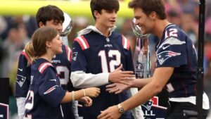 Tom Brady reflete sobre impacto emocional em filhos após programa de comédia