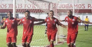 Jogadores do Tombense comemoram gol na vitria sobre o Itabaiana na Srie C (foto: Victor Souza/Tombense)