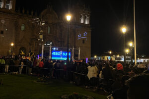 Torcedores do Cienciano lotam Plaza de Armas, em Cusco, durante jogo contra o Atltico (foto: Izabela Baeta/No Ataque)