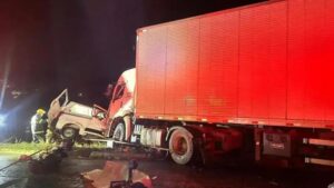 Tragédia na BR-251: Colisão entre van e carreta resulta em nove mortos