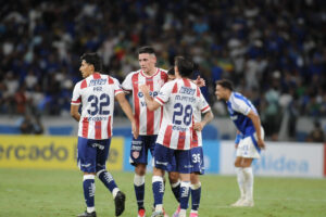 Jogadores do Unin em duelo com Cruzeiro, no Mineiro, pela Sul-Americana (foto: Alexandre Guzanshe/EM/DA Press)