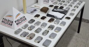 PM retira cerca de meio milhão de reais de circulação em haxixe e cocaína em Fabriciano