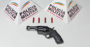 Dupla é presa com revólver escondido em carro no Vila São Francisco, em Fabriciano