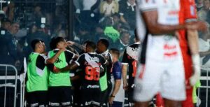 Vasco avança na Copa do Brasil após emocionante disputa de pênaltis contra o Operário