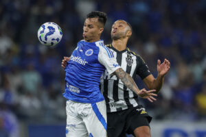 Vitor Hugo na marcao de Kaio Jorge durante Cruzeiro x Atltico (foto: Pedro Souza/Atltico)