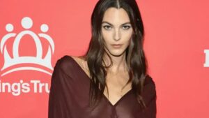 Vittoria Ceretti brilha no tapete vermelho da gala de Nova York