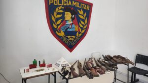 PM apreende armas e munições ao suspeitar de motorista que dava marcha à ré em estrada vicinal de São João Evangelista | Vales de Minas Gerais