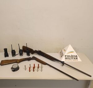 PM apreende armas, munições e rádios comunicadores após fuga de suspeitos flagrados com 12 cães de caça em Santa Rita do Itueto