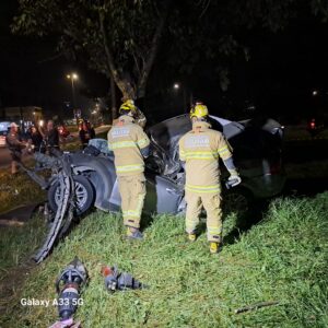 Jovem morre e dois ficam feridos após carro bater contra uma árvore, em Ipatinga