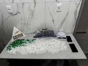 Mais de mil pinos de cocaína e oito barras de maconha são apreendidos pela Polícia Militar em Sabinópolis; casal foi preso | Vales de Minas Gerais