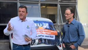 Prefeito de Timóteo, Capitão Vitor, entrega o carro zero ao ganhador do IPTU premiado 2025