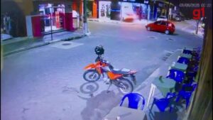 VÍDEO: carro invade loja de celulares durante a madrugada em Resplendor | Vales de Minas Gerais