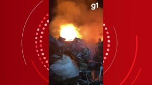 Incêndio atinge depósito de materiais recicláveis às margens da BR-262, em Reduto | Vales de Minas Gerais