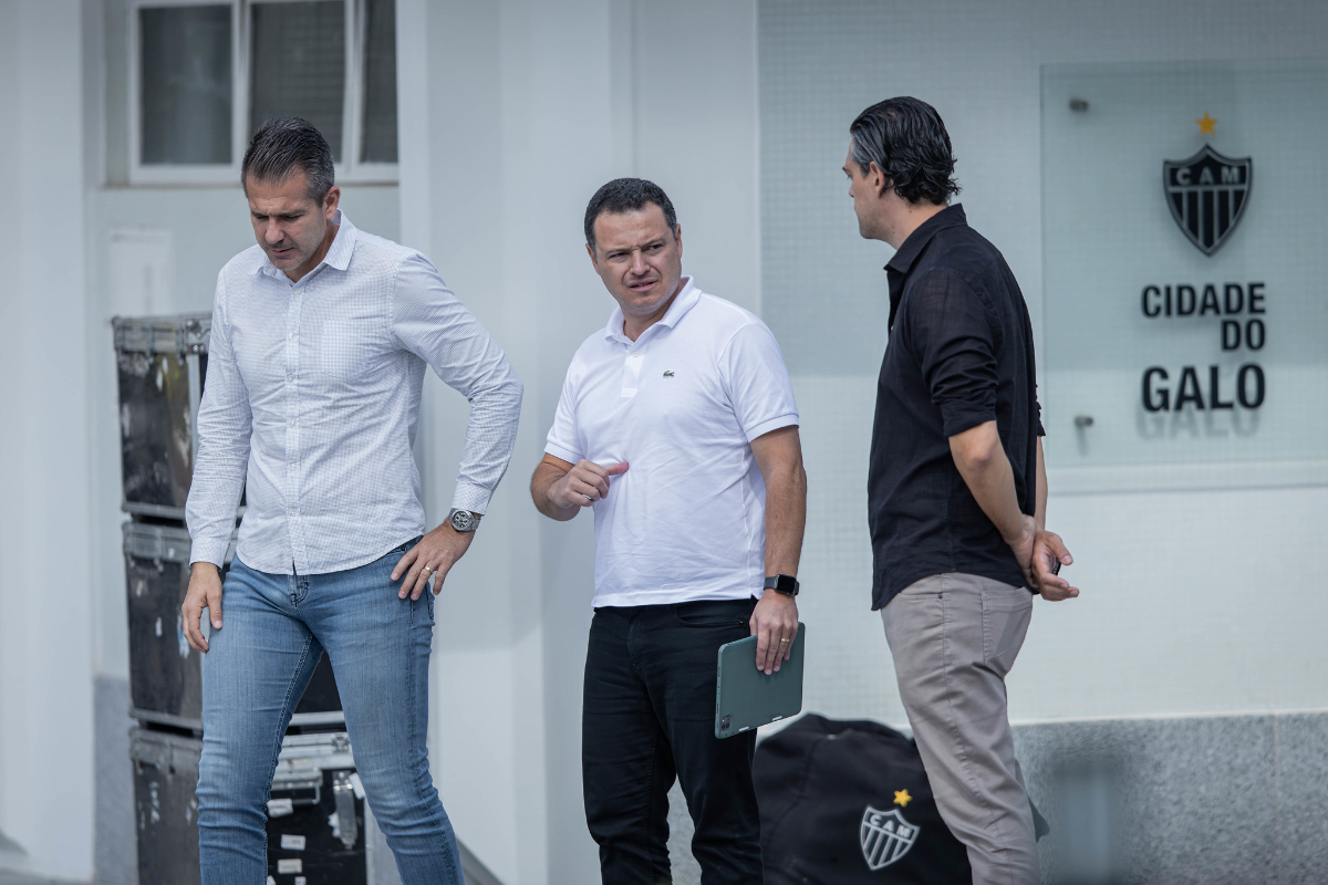 Victor Bagy (diretor de futebol), Rafael Menin (investidor) e Paulo Bracks (CSO) na Cidade do Galo, centro de treinamentos do Atltico - (foto: Pedro Souza/Atltico) Victor Bagy (diretor de futebol), Rafael Menin (investidor) e Paulo Bracks (CSO) na Cidade do Galo, centro de treinamentos do Atltico - (foto: Pedro Souza/Atltico)