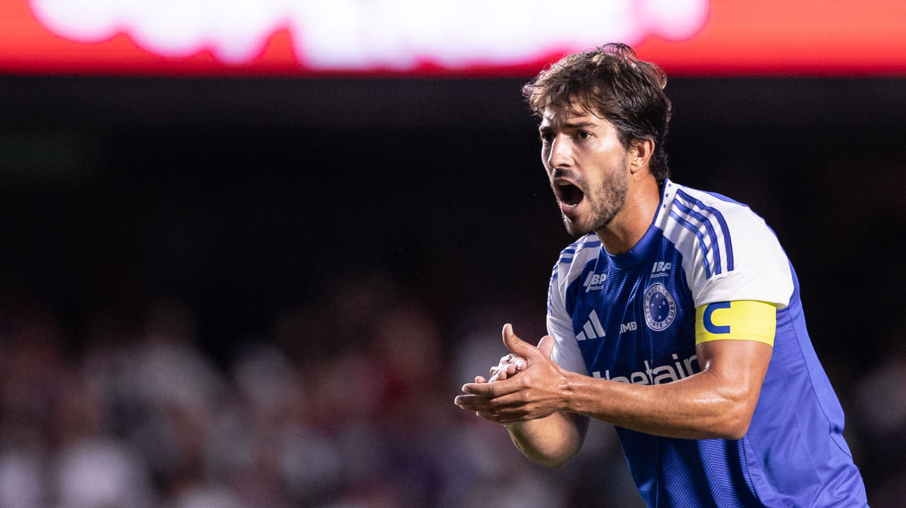Lucas Silva, volante do Cruzeiro, com a braadeira de capito em jogo contra o So Paulo - (foto: Marco Galvo) Lucas Silva, volante do Cruzeiro, com a braadeira de capito em jogo contra o So Paulo - (foto: Marco Galvo)