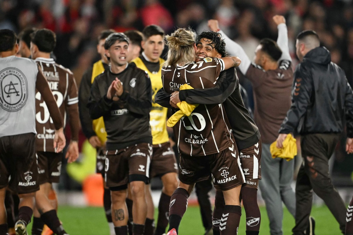 Celebrao dos jogadores do Platense aps classificao contra o River Plate - (foto: Luis ROBAYO / AFP) Celebrao dos jogadores do Platense aps classificao contra o River Plate - (foto: Luis ROBAYO / AFP)