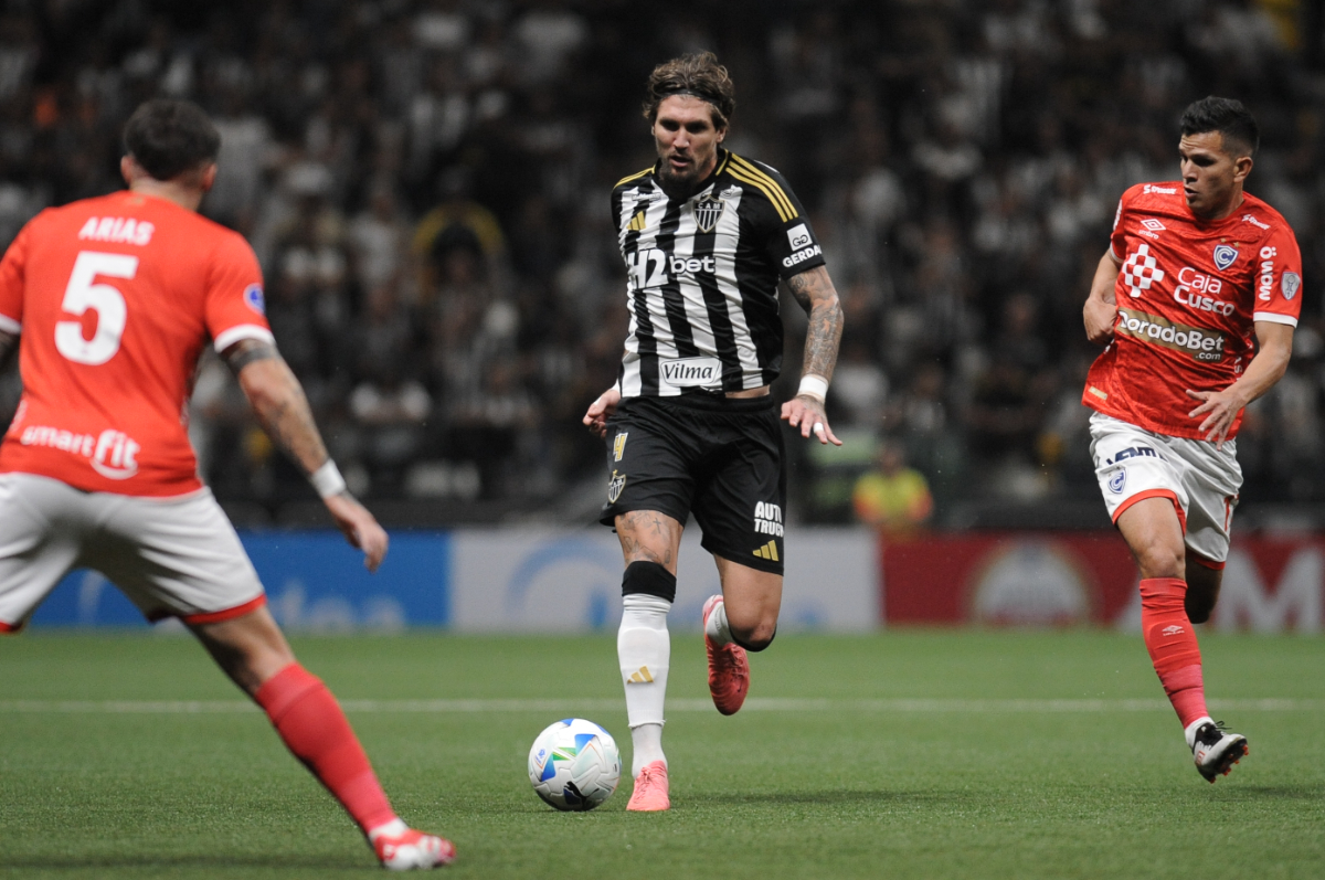 Lyanco conduz a bola em jogo pelo Atltico na Arena MRV - (foto: Alexandre Guzanshe/EM/D.A. Press) Lyanco conduz a bola em jogo pelo Atltico na Arena MRV - (foto: Alexandre Guzanshe/EM/D.A. Press)