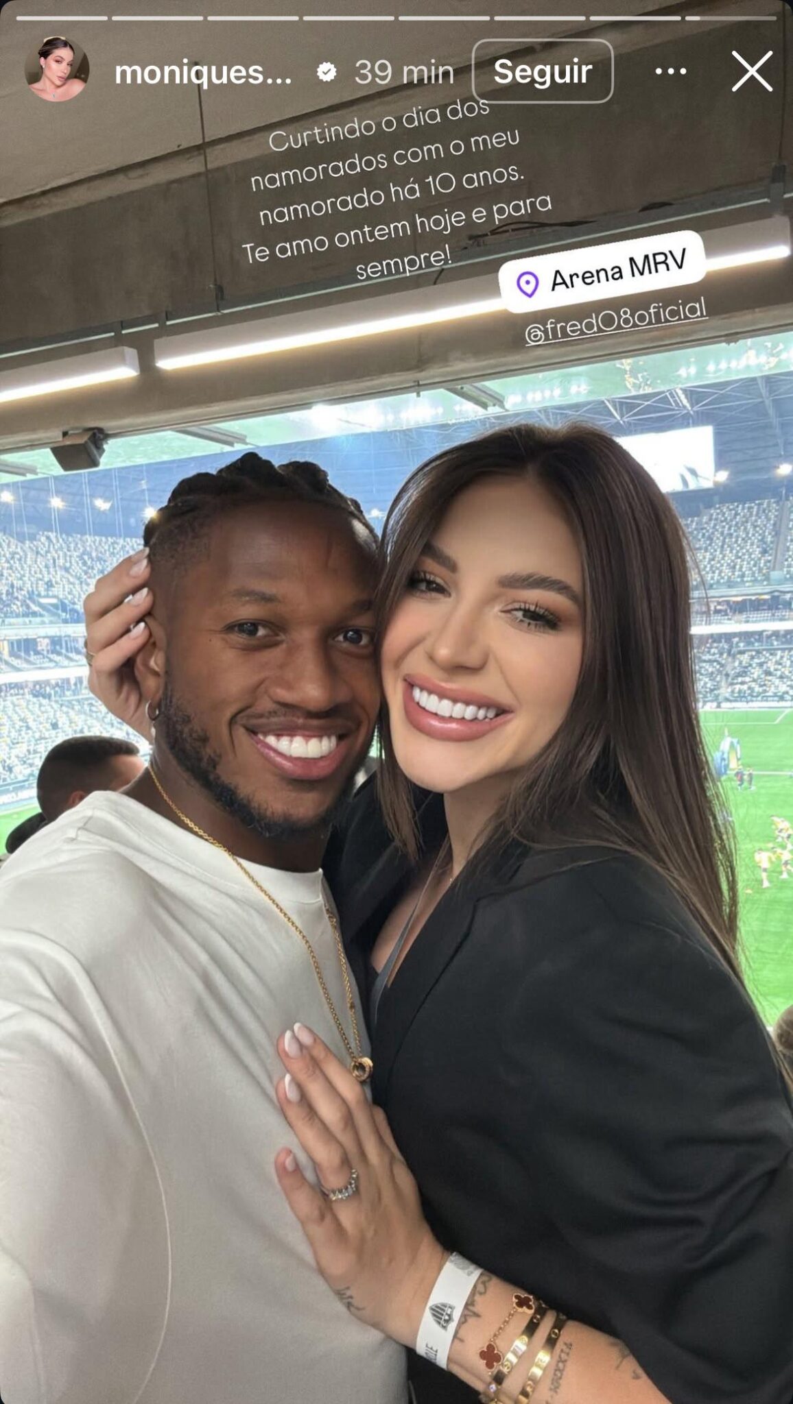 Fred, volante torcedor do Atltico, e a esposa Monique Salum na Arena MRV, em Belo Horizonte - (foto: Reproduo/Instagram) Fred, volante torcedor do Atltico, e a esposa Monique Salum na Arena MRV, em Belo Horizonte - (foto: Reproduo/Instagram)