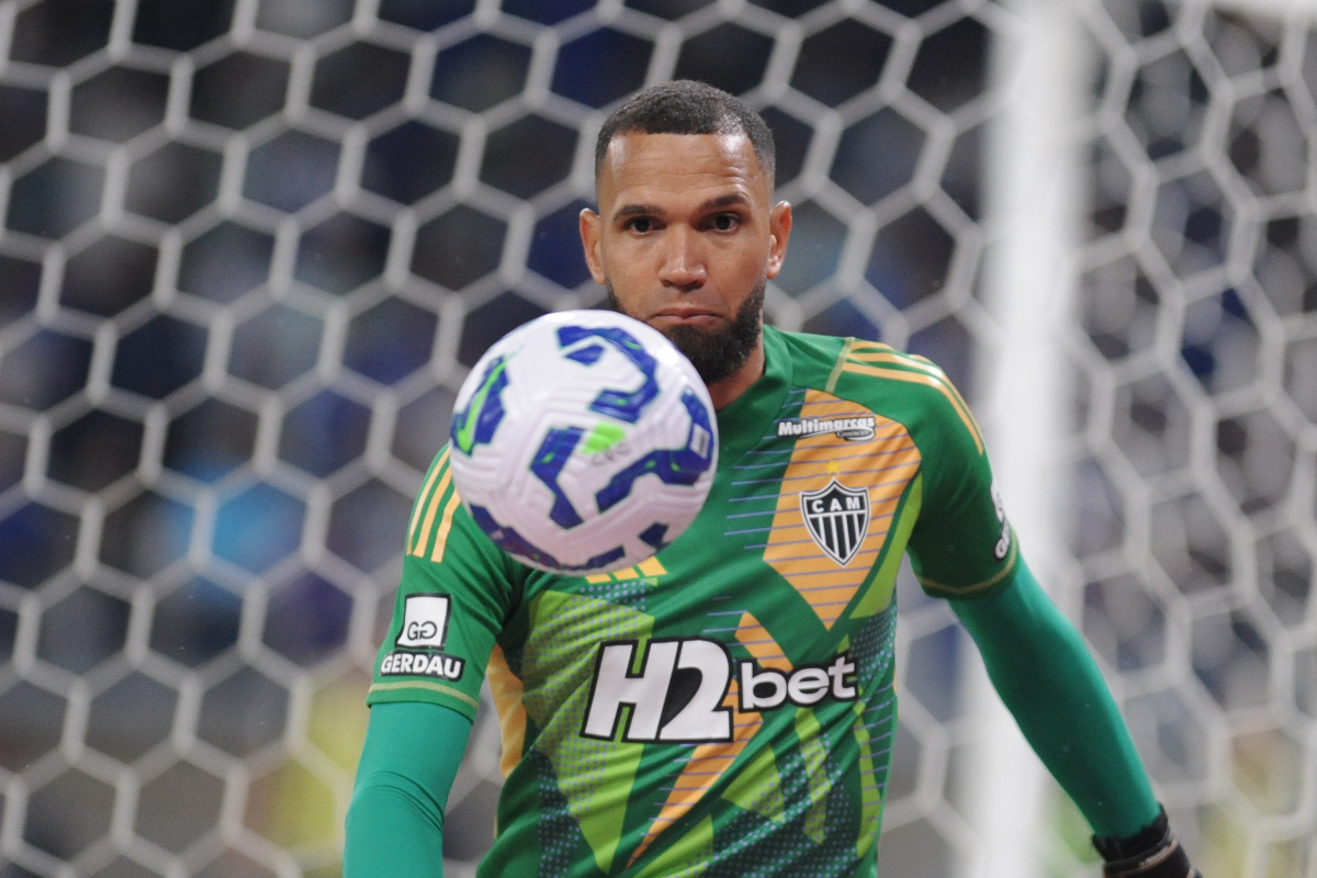 Everson, goleiro do Atltico, durante clssico contra o Cruzeiro - (foto: Alexandre Guzanshe/EM/D.A. Press) Everson, goleiro do Atltico, durante clssico contra o Cruzeiro - (foto: Alexandre Guzanshe/EM/D.A. Press)
