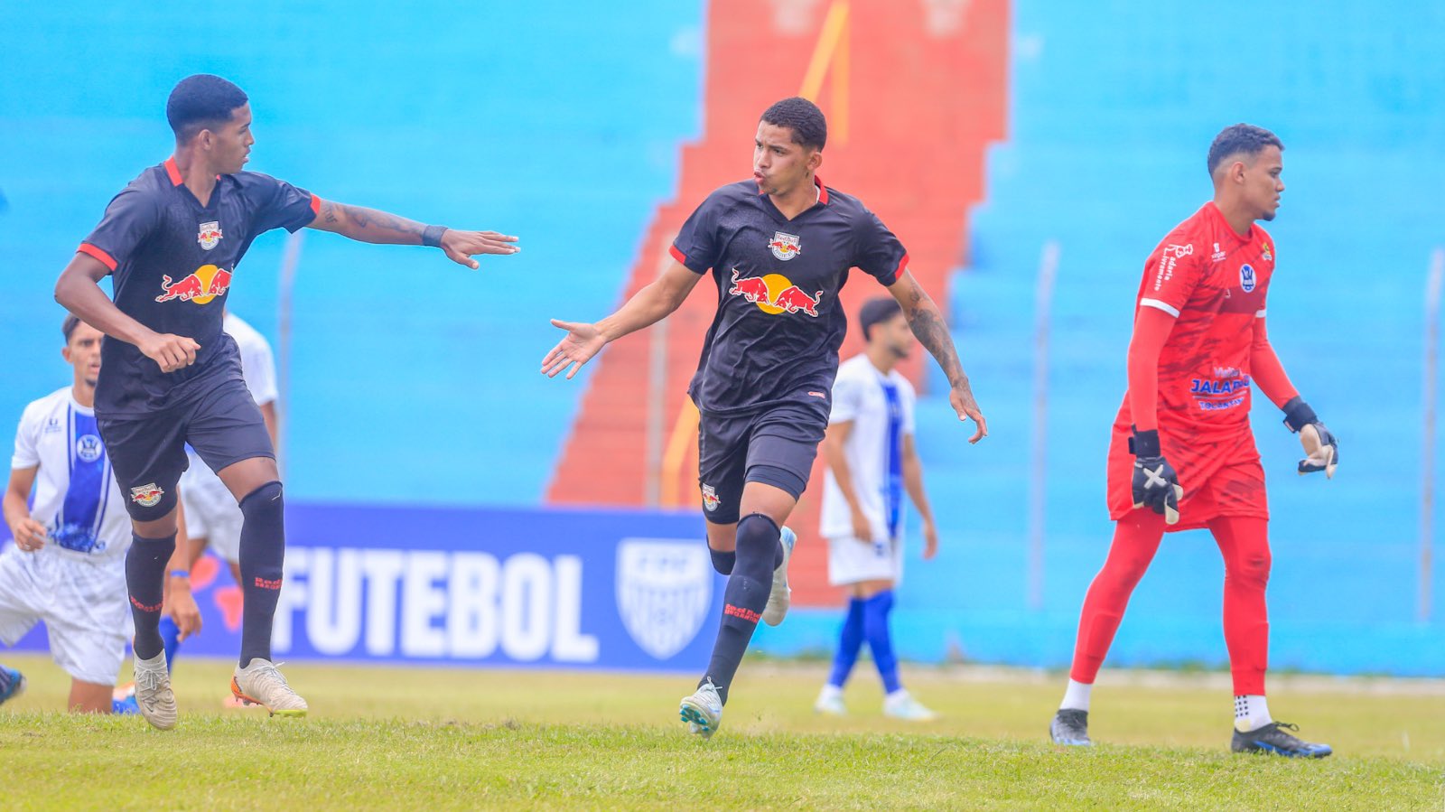 Athyrson, atacante emprestado pelo Atltico, comemora gol pela base do RB Bragantino - (foto: Fernando Roberto/RB Bragantino) Athyrson, atacante emprestado pelo Atltico, comemora gol pela base do RB Bragantino - (foto: Fernando Roberto/RB Bragantino)
