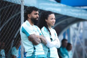 Gabigol e Byanca Brasil lado a lado de braos cruzados (foto: Gustavo Martins/Cruzeiro)