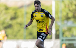 Zagueiro Ivan Romn correndo atrs da bola (foto: Pedro Souza/Atltico)