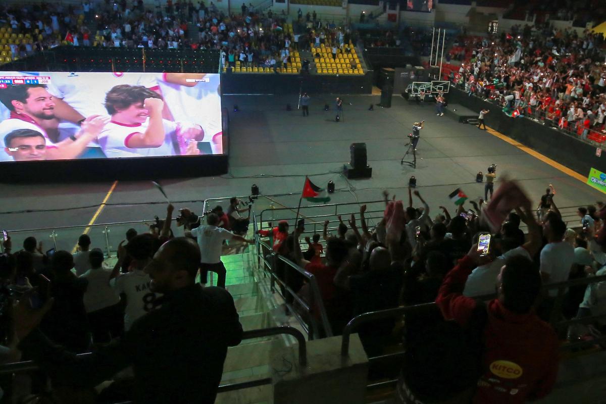 Torcedores jordanos celebraram vaga na Copa - (foto: Khalil MAZRAAWI / AFP) Torcedores jordanos celebraram vaga na Copa - (foto: Khalil MAZRAAWI / AFP)