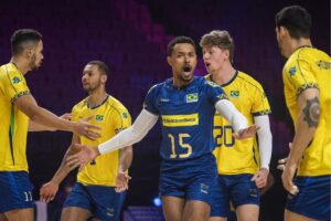 Brasil comemora ponto contra China na VNL Masculina (foto: Divulgao/FIVB)