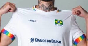 Camisa em apoio  causa LGBTQIAPN+ foi lanada neste sbado (28/6), Dia do Orgulho (foto: CBV/Reproduo)