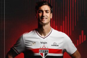 Dinenno com a camisa do So Paulo (foto: Divulgao / So Paulo)