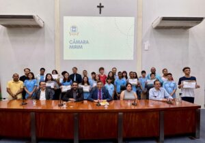 Estudantes tomam posse como vereadores mirins em cerimônia na Câmara de Ipatinga