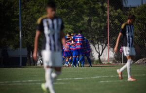 Jogadores do Atltico lamentam gol marcado pelo Fortaleza (foto: Joo Moura/FEC)