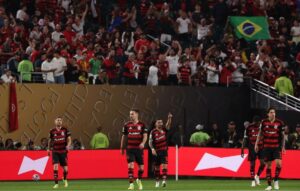 Jogadores do Flamengo e torcida na estreia do Mundial (foto: FRANCK FIFE / AFP)