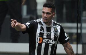 Paulinho com a camisa do Atltico (foto: Alexandre Guzanshe/EM/D.A Press)