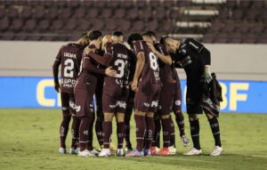Elenco da Ferroviria reunido antes de jogo (foto: Divulgao/Ferroviria)