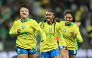 Jogadoras da Seleo Brasileira comemoram gol (foto: Livia Villas Boas/CBF)