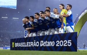 Time do Cruzeiro perfilado antes de jogo do Brasileiro (foto: Gustavo Aleixo/Cruzeiro)
