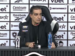 Tcnico Renato Paiva em coletiva de imprensa do Botafogo (foto: Divulgao)