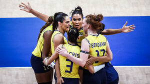Jogadoras da Seleo Brasileira Feminina de Vlei durante duelo com os EUA na VNL (foto: Divulgao FIVB)