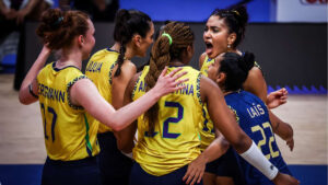 Jogadoras da Seleo Brasileira Feminina de Vlei durante duelo com os EUA na VNL (foto: Divulgao FIVB)