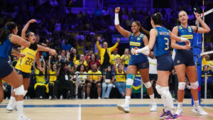 Atletas em jogo da Seleo Brasileira Feminina de Vlei (foto: Divulgao FIVB)
