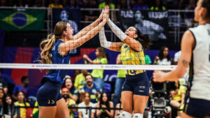Helena e Kika pela Seleo Brasileira Feminina de Vlei contra a Itlia (foto: Divulgao FIVB)