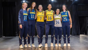 Jogadores da Seleo Brasileira Feminina de Vlei com os novos uniformes (foto: Divulgao CBV)