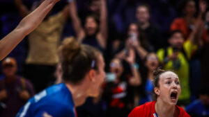 Tchquia comemorando ponto com a torcida do Brasil ao fundo (foto: Divulgao FIVB)